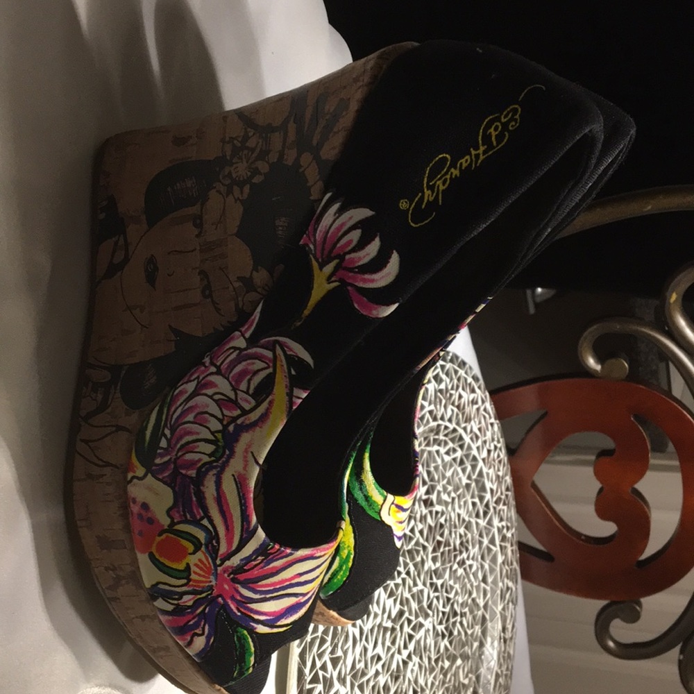 Ed hardy wedged geisha heels size 8